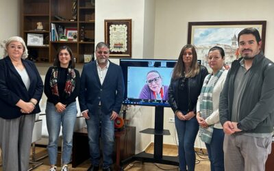 El Ayuntamiento concede la Arracada de Honor al Encuentro de Comparsas de los Andaluces y a Carlos Pérez, fundador de la empresa Telémaco