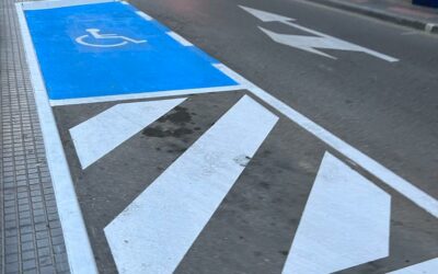 Tráfico incrementa un 30% el número de plazas de aparcamiento en las áreas de La Morenica y Mercado para usuarios con movilidad reducida