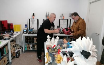 El equipo de Gobierno municipal visita la empresa de impresión digital Club 3D, puntera en el sector