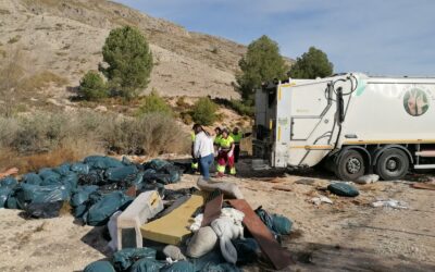 La Concejalía de Limpieza retira los restos vegetales y enseres de la parcela junto al Polideportivo Municipal