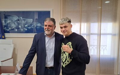 El alcalde recibe al villenense Almacor, participante en la edición del Benidorm Fest 2024