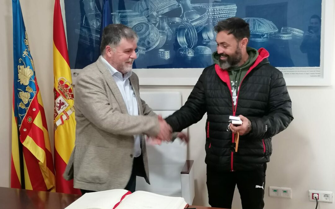 El alcalde recibe al campeón del mundo de adiestramiento canino y anuncia la celebración del Campeonato de España 2024 en Villena