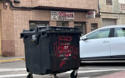 La Policía Local busca al autor de pintadas en el mobiliario urbano de Villena