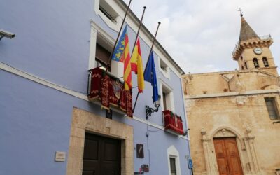Las banderas del Ayuntamiento ondean a media asta en señal de duelo por el fallecimiento Arévalo