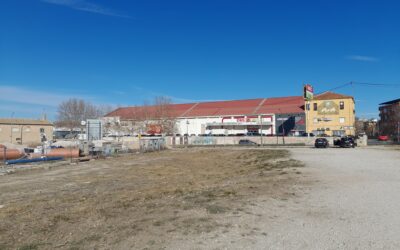 El Ayuntamiento limpia y adecua la zona de aparcamiento para turismos y grandes camiones en el solar de ADIF