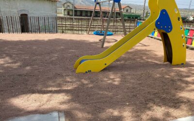 La Concejalía de Pedanías limpia y mejora el parque infantil de La Encina