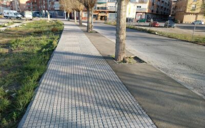 El Ayuntamiento mejora el acerado de la calle Clara Campoamor de acceso al colegio Ruperto Chapí