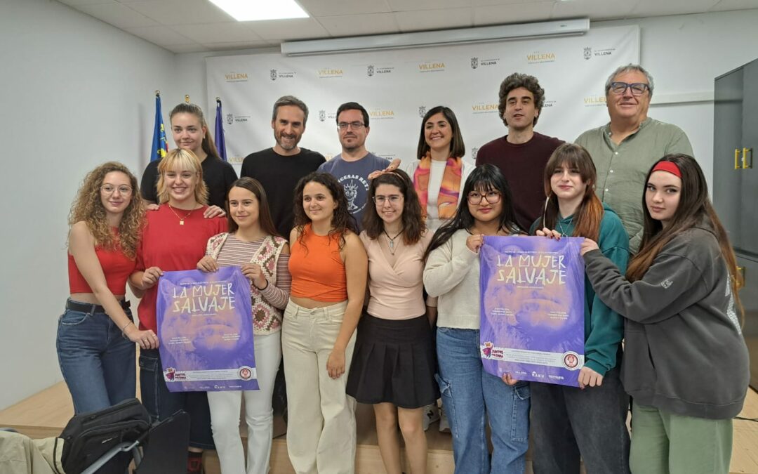 El grupo de artes escénicas del IES Las Fuentes ofrecen la obra teatral ‘La Mujer Salvaje’ a favor de la Asociación Princesa Rett