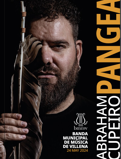 El multiinstrumentista y recuperador de sonidos ancestrales, Abraham Cupeiro, en concierto con la Banda Municipal de Música de Villena