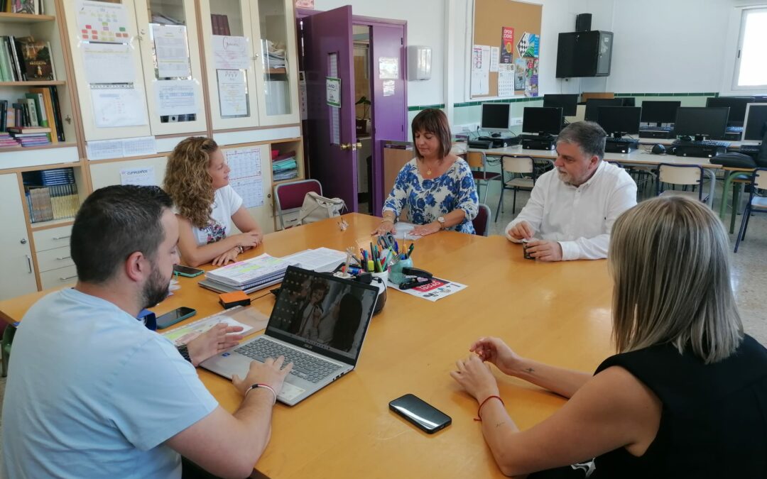 Frente común entre Ayuntamiento y la directiva escolar para defender el colegio Santa Teresa ante la decisión de cierre del Consell