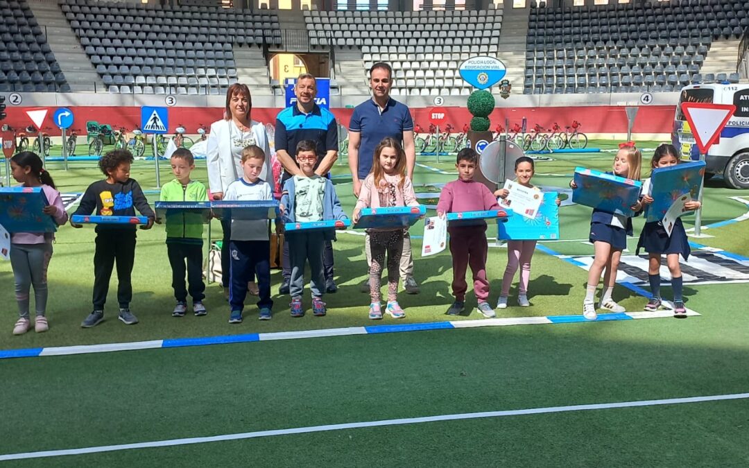 Pablo Pardo (CEIP La Celada) y Alejandra Marín (CEIP Santa Teresa), ganadores del Concurso Escolar de dibujo de educación vial
