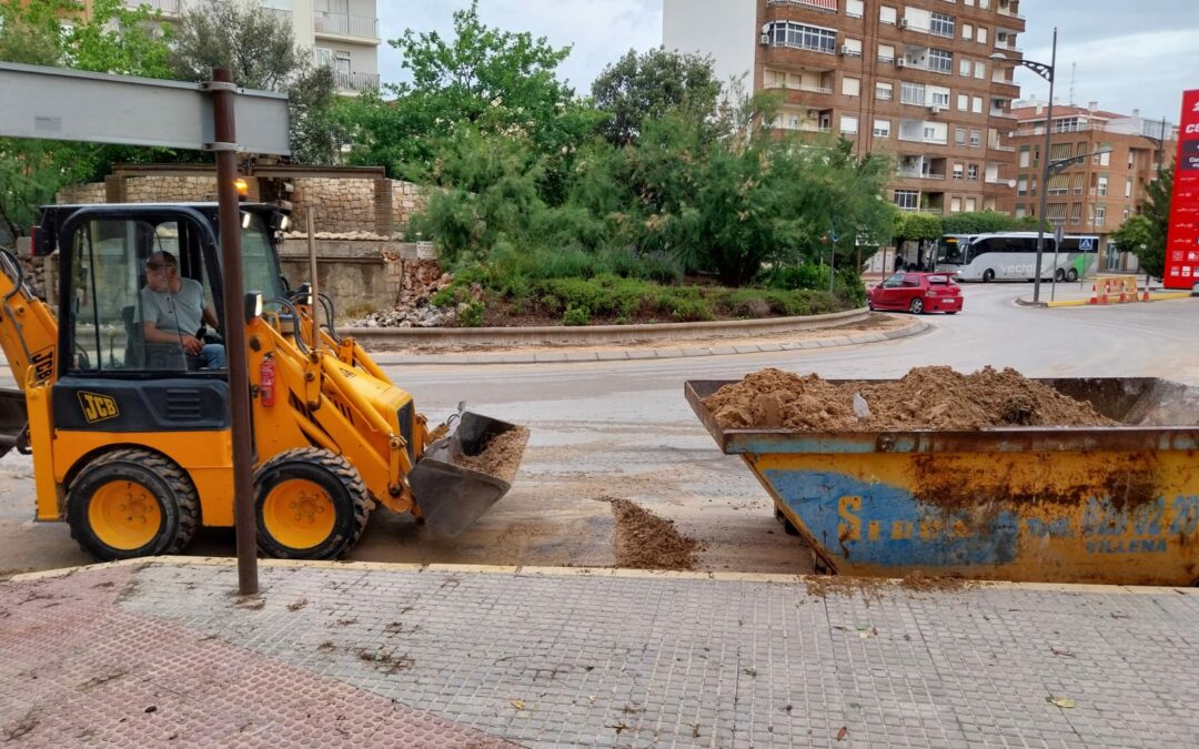 Las brigadas de las concejalías de Servicio y Limpieza inician la retirada de tierra causada por la tromba de agua