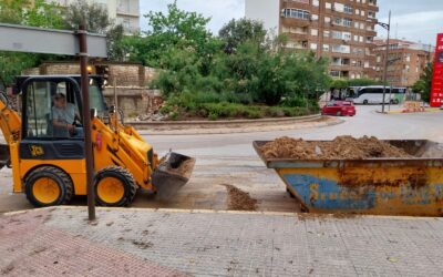 Las brigadas de las concejalías de Servicio y Limpieza inician la retirada de tierra causada por la tromba de agua