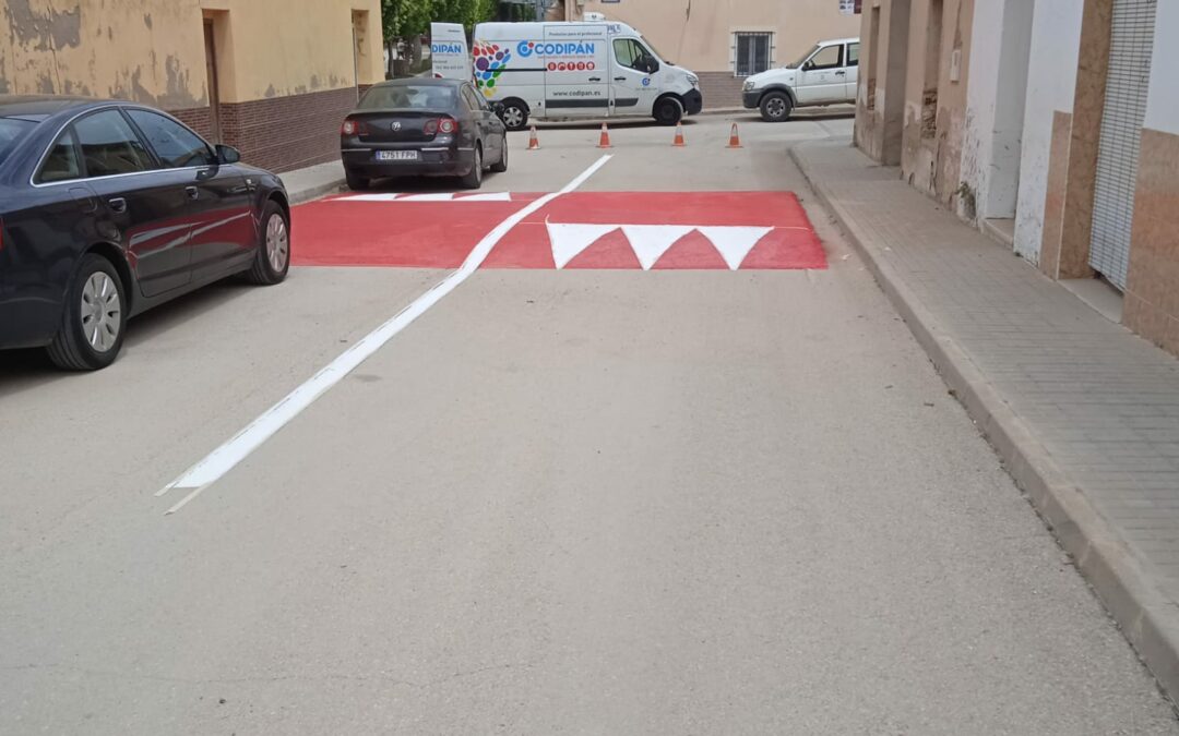 El Ayuntamiento instala badenes peatonales para mejorar la seguridad vial en La Encina