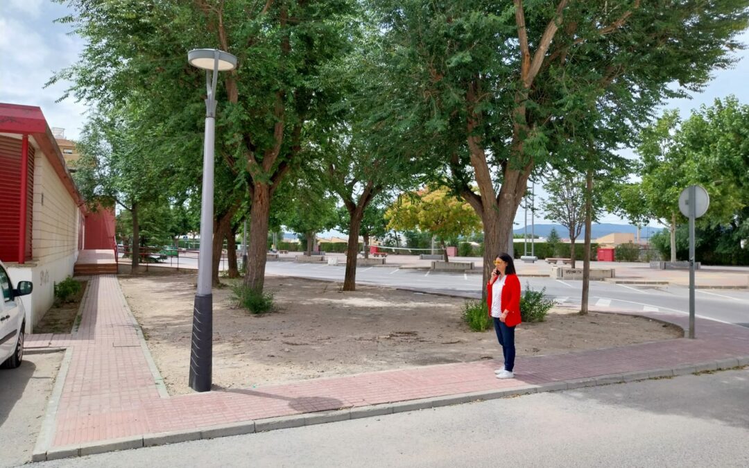 La Concejalía de Servicios instala nuevas farolas y sustituye las existentes en el perímetro del  Mercado Municipal