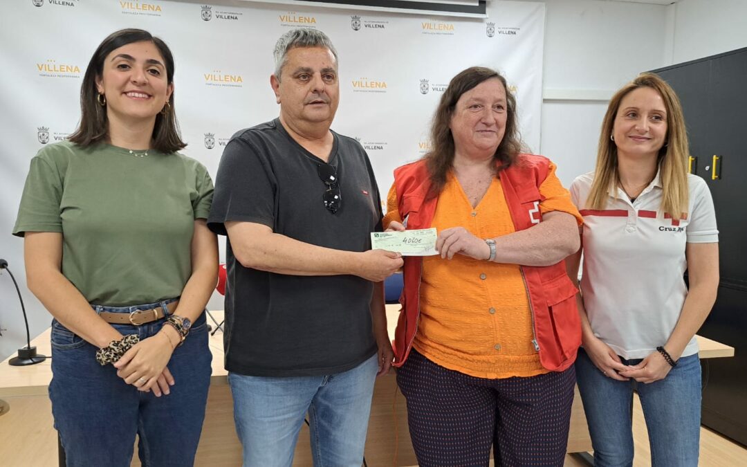 Villena Cuéntame hace entrega de 4.000 euros de su colecta solidaria a la Asamblea Local de Cruz Roja