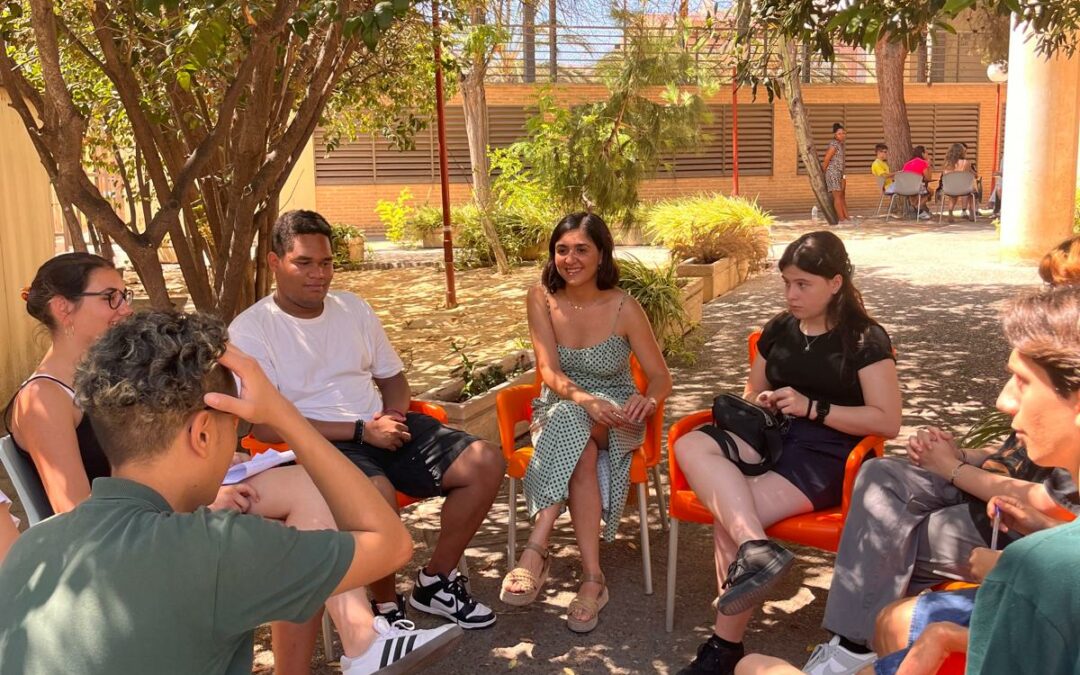 La edil de Igualdad Alba Laserna, la actriz Vanesa Romero y el cantante El Langui, participantes en el encuentro de 50 jóvenes con políticos para abordar el bullying y salud mental