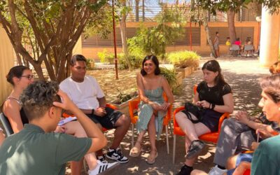 La edil de Igualdad Alba Laserna, la actriz Vanesa Romero y el cantante El Langui, participantes en el encuentro de 50 jóvenes con políticos para abordar el bullying y salud mental