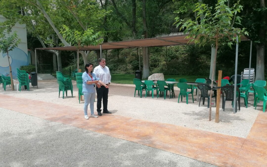 El Ayuntamiento adapta el espacio de la piscina de verano con una nueva superficie más accesible y más resistente al incremento de las temperaturas por el Cambio Climático