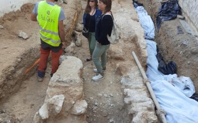 Las ediles de Cultura y Casco Histórico visitan las excavaciones sobre la Muralla descubierta en las obras de reurbanización