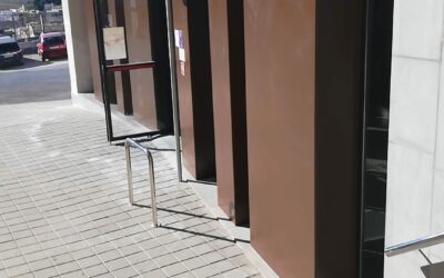 La Concejalía de Servicios limpia las pintadas vandálicas de la oficina de Recepción de Visitantes