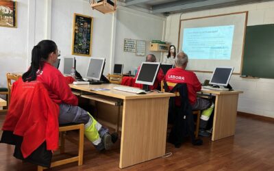 El alumnado del taller Et Formem recibe formación sobre el certificado y la firma digital en Aula Innova 