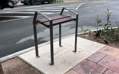 El ayuntamiento instala en la Avenida de la Constitución bancos isquiáticos específicos para personas con problemas para sentarse e incorporarse