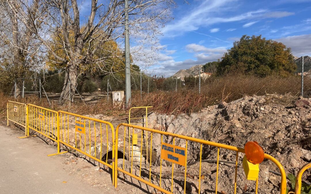 Medio Ambiente limpia un tramo de la Acequia de San Juan tamponada por restos vegetales