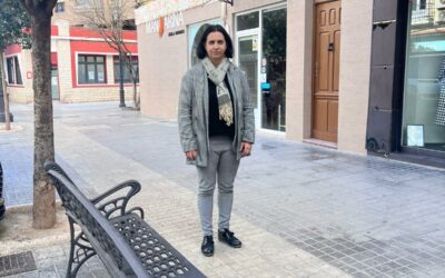 El Ayuntamiento mejora el mobiliario urbano con seis nuevos bancos en la calle Corredera