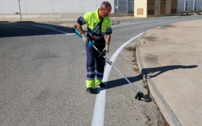 La Brigada de Obras renueva la señalética de tráfico y limpia los viales del Polígono Industrial de Bulilla