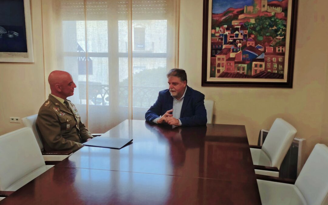 El alcalde recibe al nuevo subdelegado de Defensa en la provincia de Alicante  