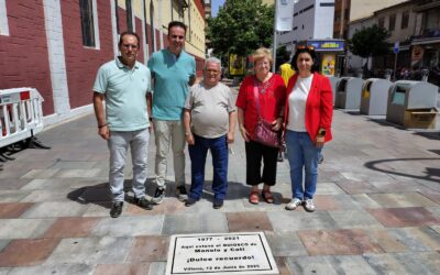 Villena rinde homenaje al quiosco de Manolo y Cati con una placa conmemorativa