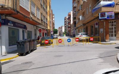Corte de tráfico en un tramo de la calle Escultor Navarro Santafé por hundimiento del firme