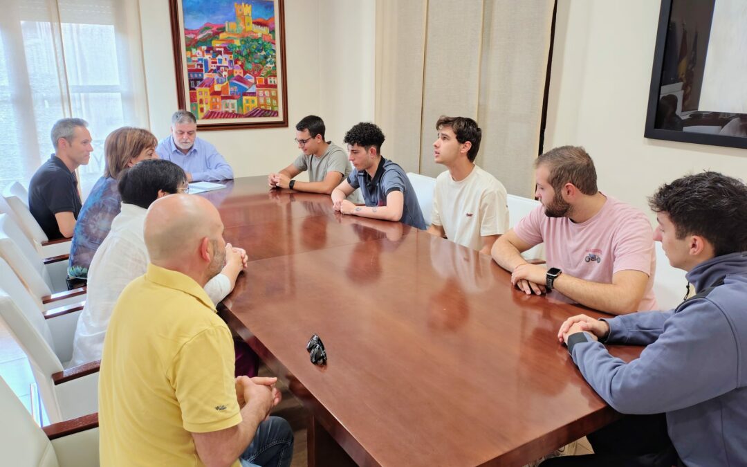 El equipo de Gobierno municipal recibe al alumnado del IES Navarro Santafé participante en las pruebas del SkillCV de Formación Profesional