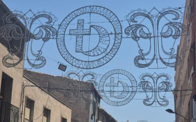 Villena instala los nuevos arcos de luces para las próximas fiestas de Moros y Cristianos