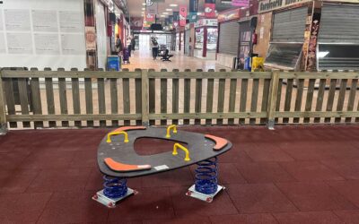 Villena renueva la zona de juego infantil del Mercado Municipal