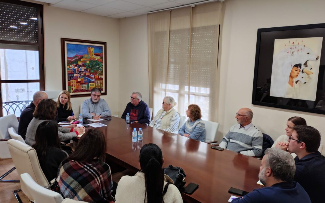 El alcalde y varias diputadas autonómicas se reúnen con los trabajadores y el AMPA de la Residencia de Discapacitados Peña Rubia ante la falta de personal y los impagos de salarios