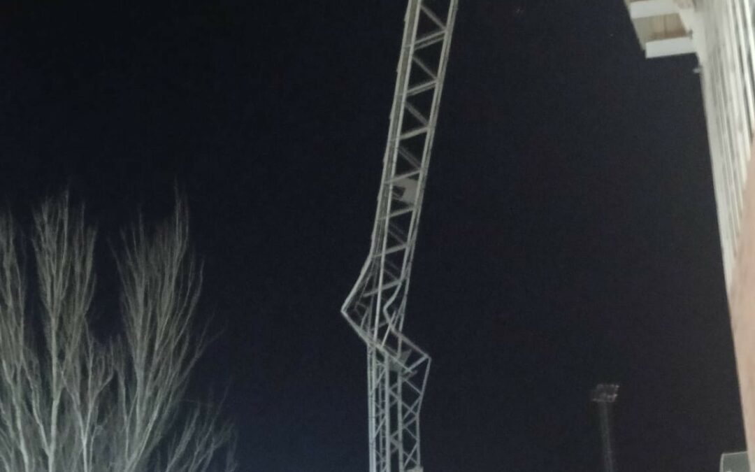 Villena cierra las instalaciones deportivas tras la caída de una torre eléctrica sobre la cubierta del pabellón