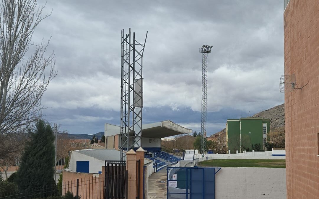 Deportes reabre tras asegurar las instalaciones y retirar la torre de la cubierta del pabellón derribada por el viento