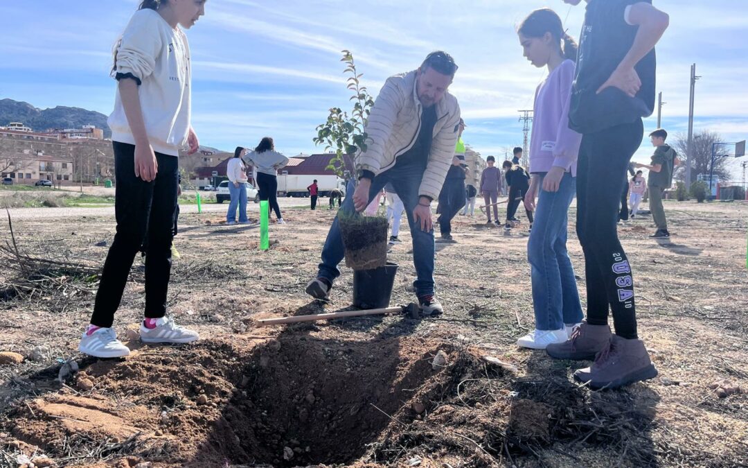 Más de 85 escolares celebran el Día del Árbol con la plantación de 200 ejemplares