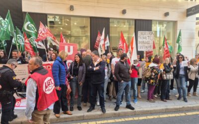 El alcalde y la concejala de Bienestar Social se suman a la concentración de los trabajadores de Bienestar Social contra el retraso en el pago de los complementos de las nóminas