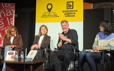 El divulgador científico David Bueno reúne a más de 120 personas para hablar del poder de la lectura en voz alta