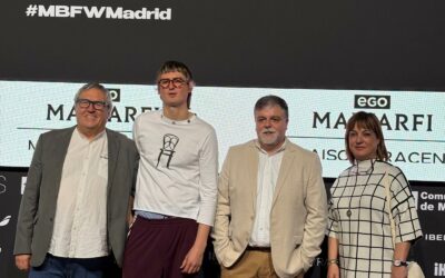 El alcalde pone al diseñador villenense Lolo Conejero como ejemplo de la Marca Villena del conjunto del tejido creativo y empresarial de la ciudad 