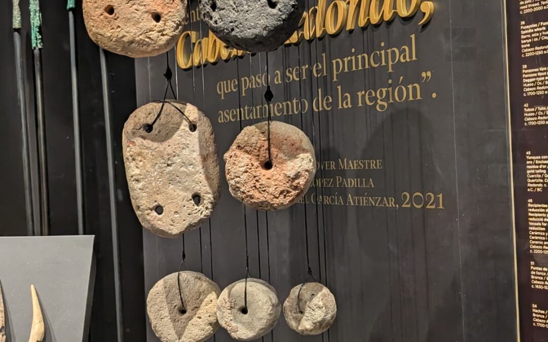 Expertos investigadores analizan el telar vertical de hace 3.500 años hallado en el yacimiento Cabezo Redondo de Villena