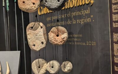 Expertos investigadores analizan el telar vertical de hace 3.500 años hallado en el yacimiento Cabezo Redondo de Villena