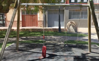 El Ayuntamiento repara más de una decena de juegos infantiles en parques y espacios públicos por los daños vandálicos