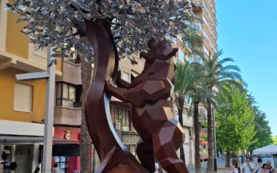 Villena estrena una reinterpretación de la escultura del ‘Oso y el Madroño’ en el 120 aniversario del nacimiento del escultor Navarro Santafé