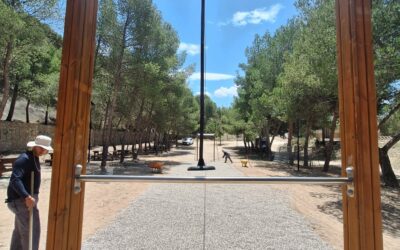 Parques y Jardines instala una nueva tirolina infantil en el área recreativa de Las Cruces