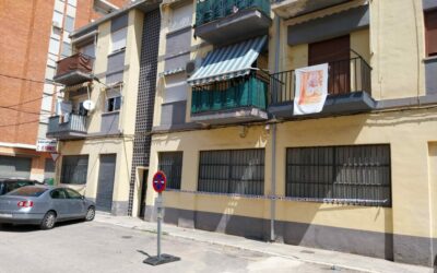 Urbanismo espera la certificación del final de las obras de los balcones de las viviendas de La Morenica para retirar las medidas de protección en la vía pública 