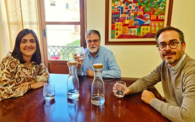 Aqualia, dentro de la campaña «The Waterparties Club», impulsa en Villena el consumo responsable de agua con la entrega de botellas y vasos reutilizables en espacios municipales